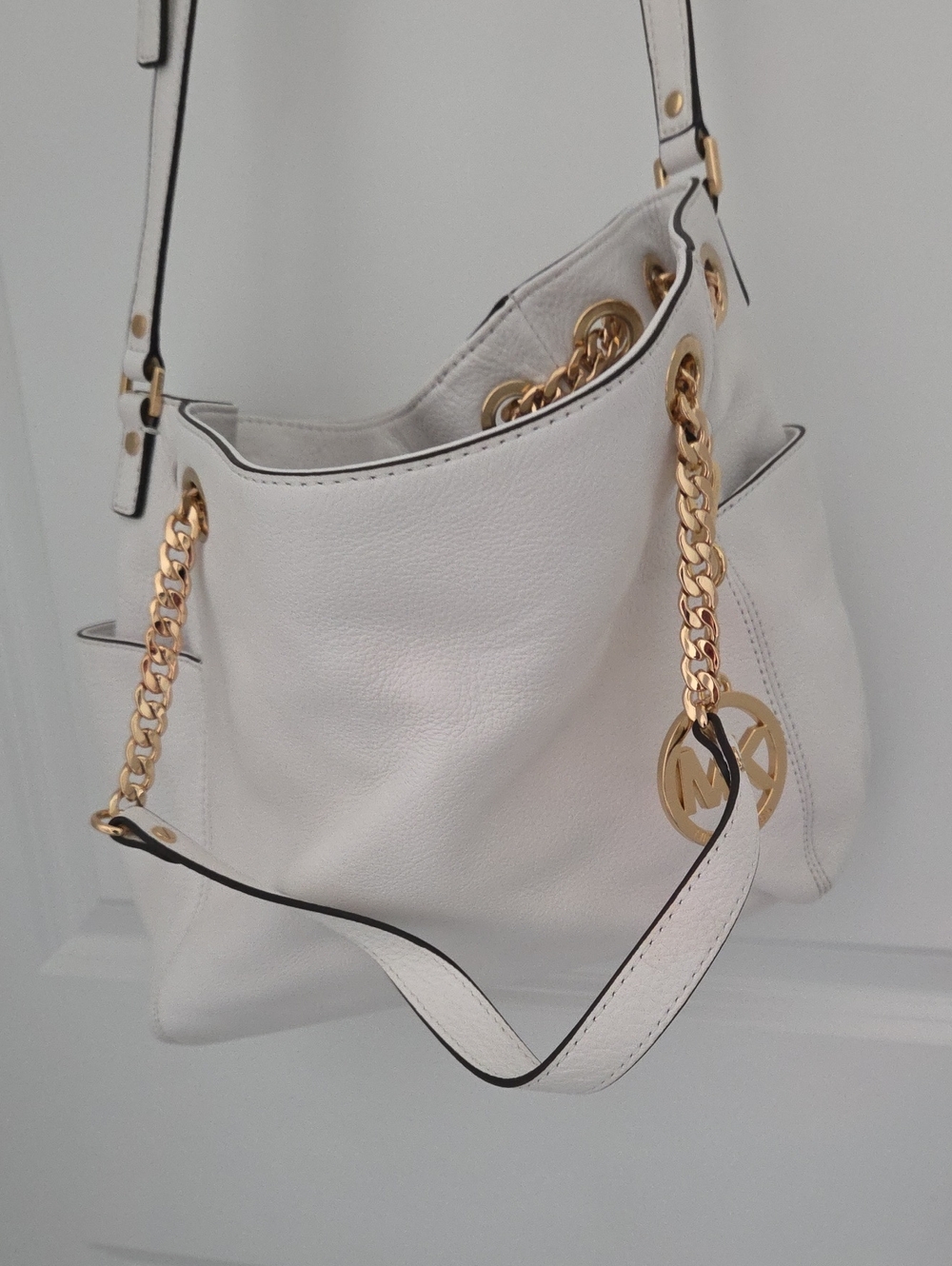 Michael Kors White Leather Shoulder Bag with Gold Chain Strap